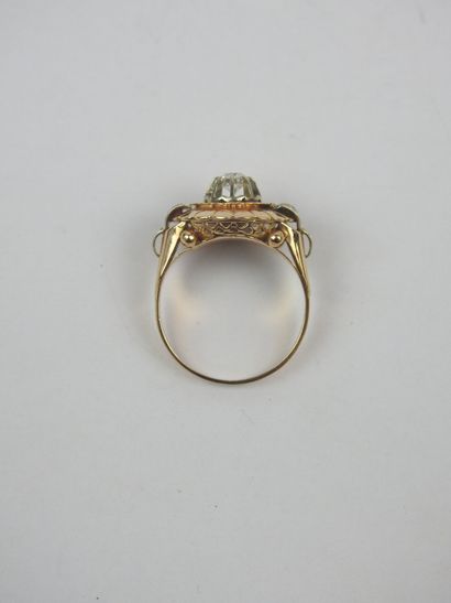 RING in yellow gold 750/1000 set with a brilliant-cut...
