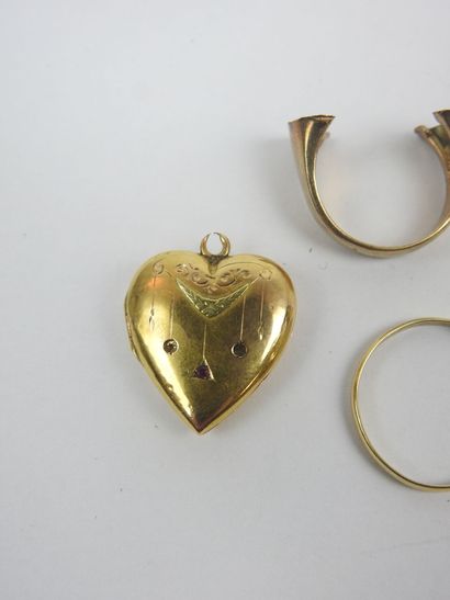 LOT IN 750/1000 GOLD: wedding band, heart...