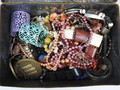 Important LOT BIJOUX FANTAISIE comprenant...