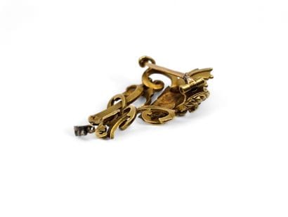 A solid 750-thousandths yellow gold brooch...