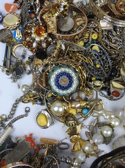 Important LOT BIJOUX FANTAISIE comprenant...
