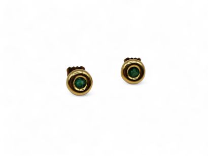 Pair of circular ear studs in 750 thousandths...