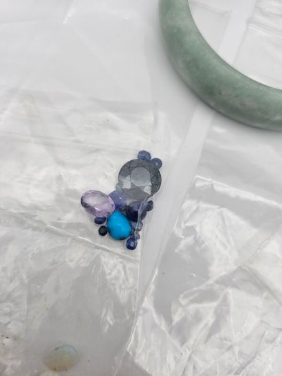 Lot of stones on paper including shell cameos,...