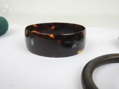 Set of 8 bracelets: 4 in different types...