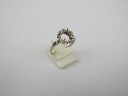 Ring setting in platinum or white gold. Weight:...