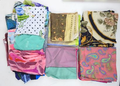 LOT de foulards en soie et coton dont Hermès,...