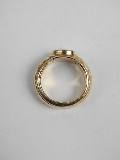 Poison or secret ring in 750/1000th yellow...