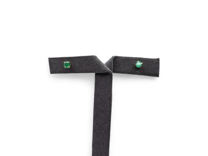 Lot of 2 pairs of ear studs in 375-millimeter...