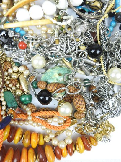 Important LOT BIJOUX FANTAISIE comprenant...