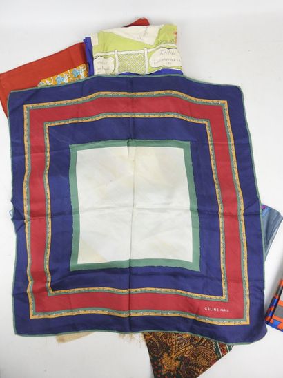 LOT de FOULARDS et CARRES en soie et divers...