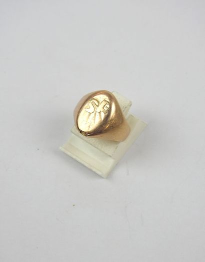 Encrusted yellow gold Chevalière Weight:...