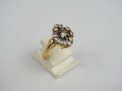 Flower ring in 750 thousandths gold and glass...