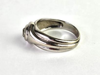 Band ring in 18K (750°/°°) white gold centered...
