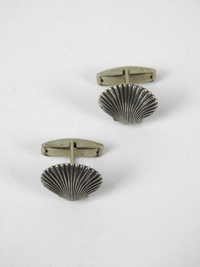 Pair of silver HANDLEBUTTONS decorated with...