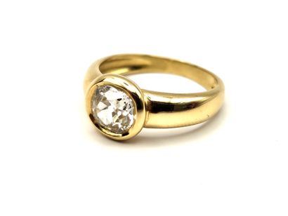 RING in 18K (750°/°°) yellow gold centered...