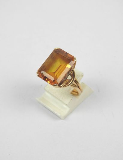 750/1000 yellow gold ring set with an emerald-cut...