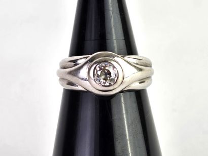 Band ring in 18K (750°/°°) white gold centered...