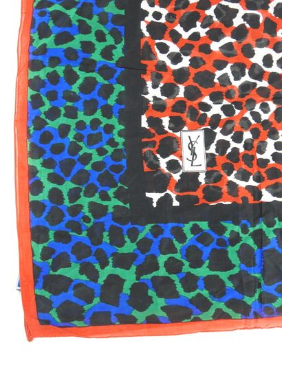YVES SAINT LAURENT. Grand foulard imprimé....