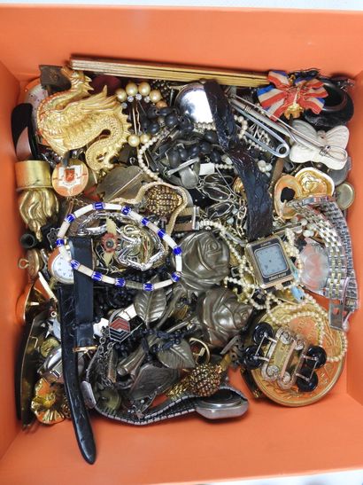 Important LOT de BIJOUX FANTAISIE comprenant...