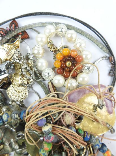 Lot of FANTAISIE JEWELRY including necklaces,...