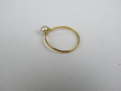 Small ring in 750 thousandths gold and pearl,...