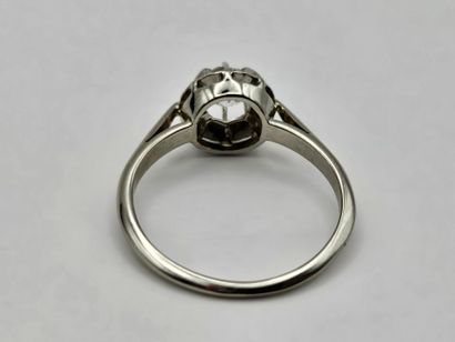 Solitaire ring in white gold (750°/°°) centered...