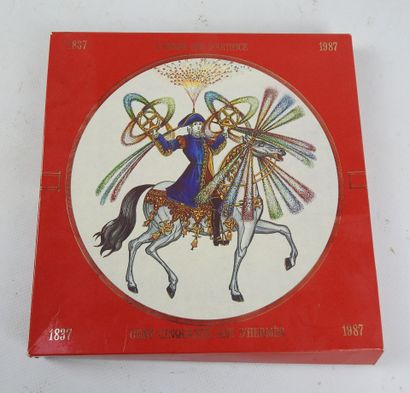 HERMES - Paris. Carré de soie Camails. 90...