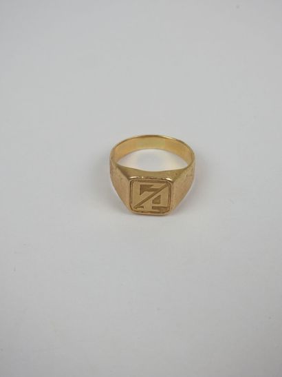 Yellow gold signet ring 