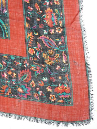 YVES SAINT LAURENT. Grand foulard imprimé....