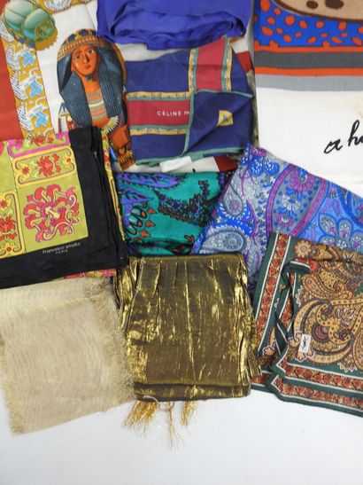 LOT de FOULARDS et CARRES en soie et divers...