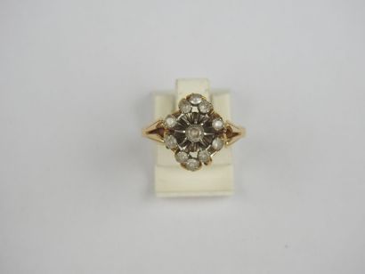 Flower ring in 750 thousandths gold and glass...