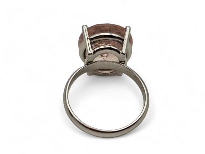 Ring in 750 thousandths white gold centered...