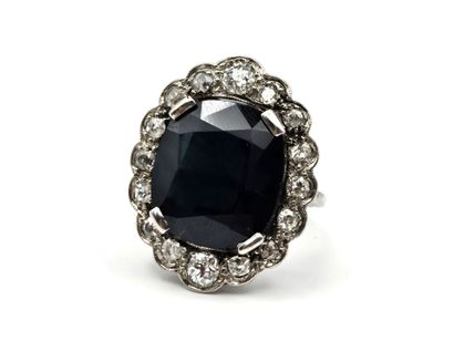 18K (750°/°°) white gold pompadour ring set...