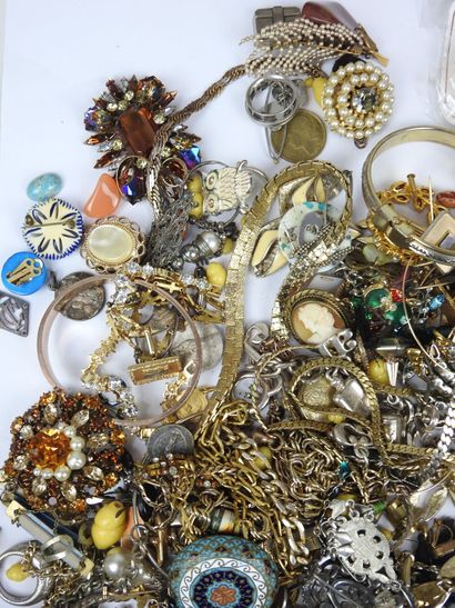 Important LOT BIJOUX FANTAISIE comprenant...