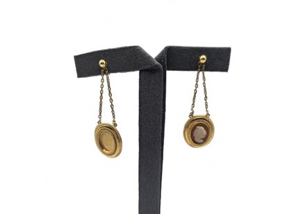 Pair of medallion earrings in 750 thousandths...