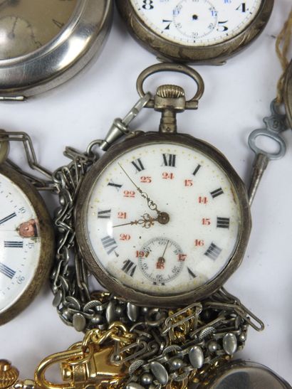 LOT of eight gusseted watches, some in silver,...