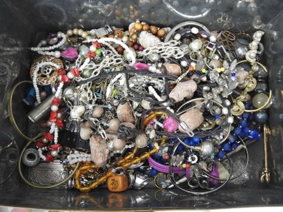 Important LOT BIJOUX FANTAISIE comprenant...
