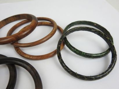 Set of 8 bracelets: 4 in different types...