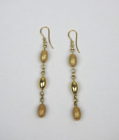 PAIR OF EAR PENDANTS in 750/1000th yellow...
