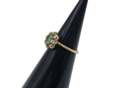 Yellow gold 750 thousandths daisy ring centered...