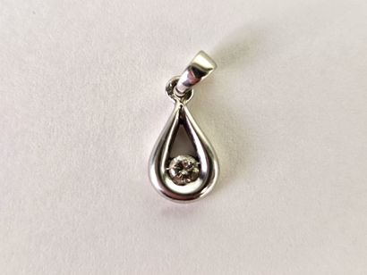 18K (750°/°°) white gold drop pendant set...
