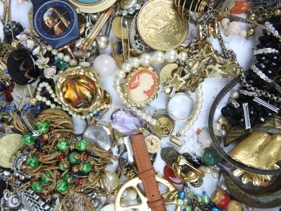 Important LOT BIJOUX FANTAISIE comprenant...