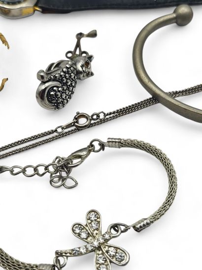Lot of costume jewelry including watches,...