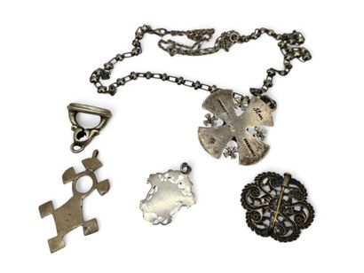 Lot of 5 silver jewels including : 
a southern...