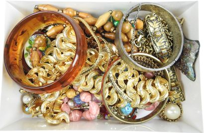 LOT OF FANTAISIE JEWELRY including necklaces,...