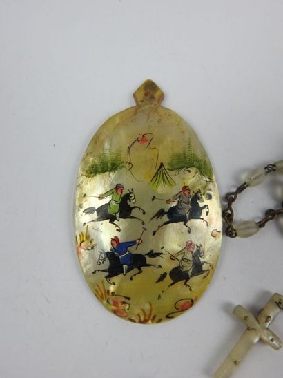 Mother-of-pearl MEDALLON decorated with a...