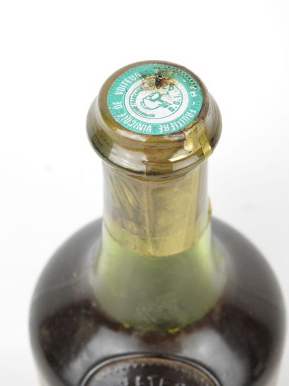 1 bottle Château-Chalon 1976.