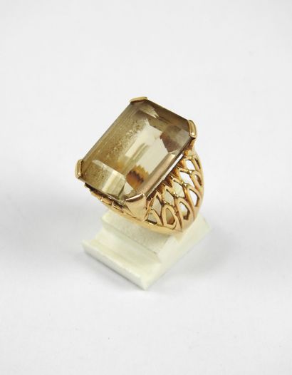 RING in yellow gold 750/1000th and smoky...