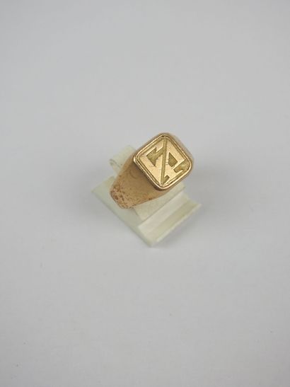 Yellow gold signet ring 