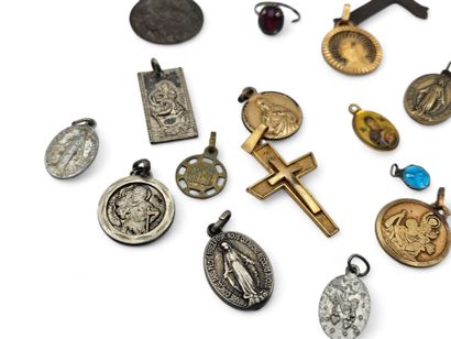 Lot of religious medals and crosses in silver,...
